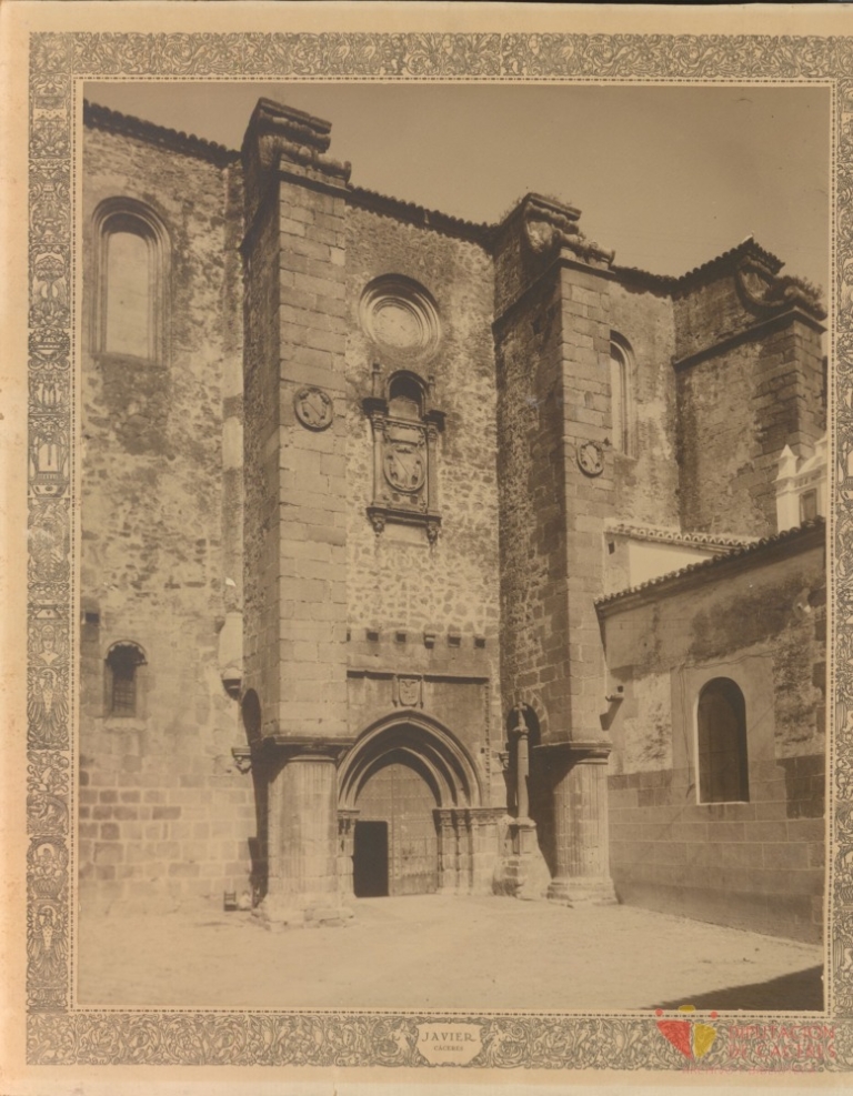 Puerta de la epístola de la Iglesia de Santiago de Cáceres