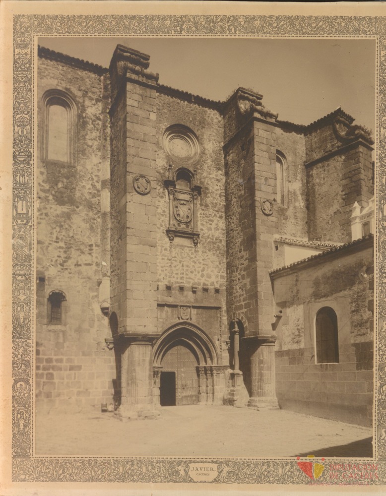 Puerta de la epístola de la Iglesia de Santiago de Cáceres