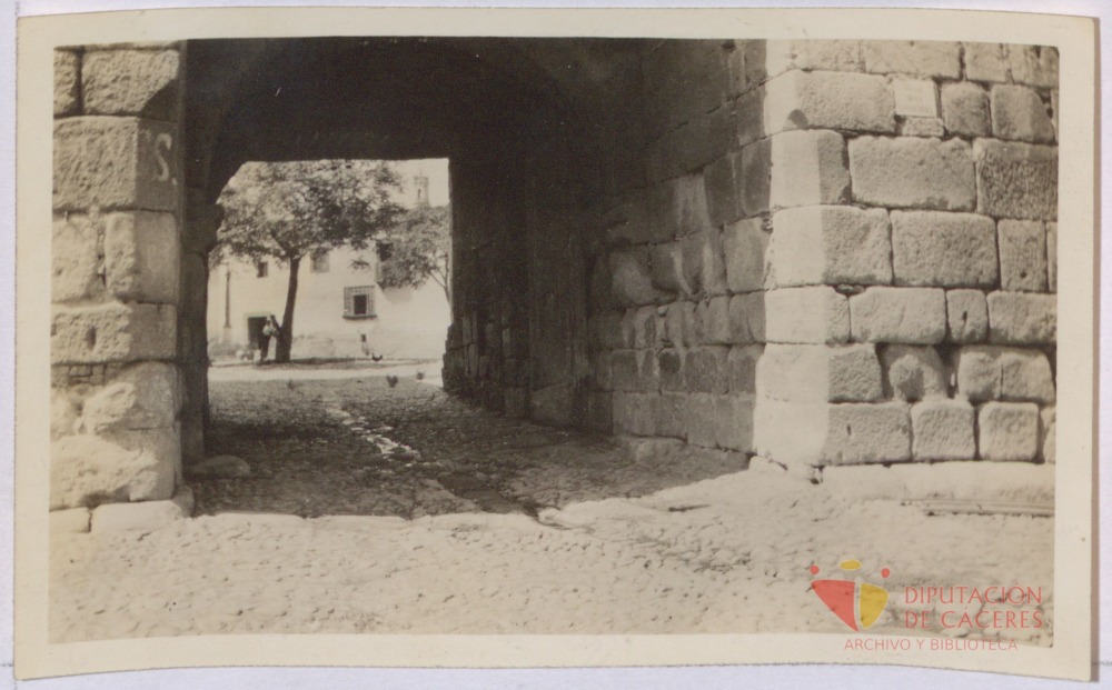 Puerta de San Pedro de la muralla romana de Coria