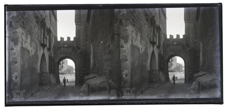 Puerta de Santiago o del Sol