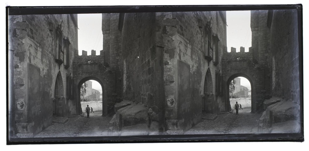Puerta de Santiago o del Sol