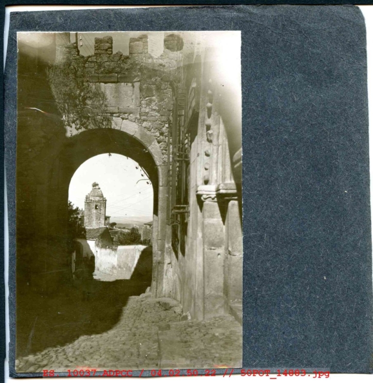 Puerta de Santiago y torre del Alfiler en Trujillo