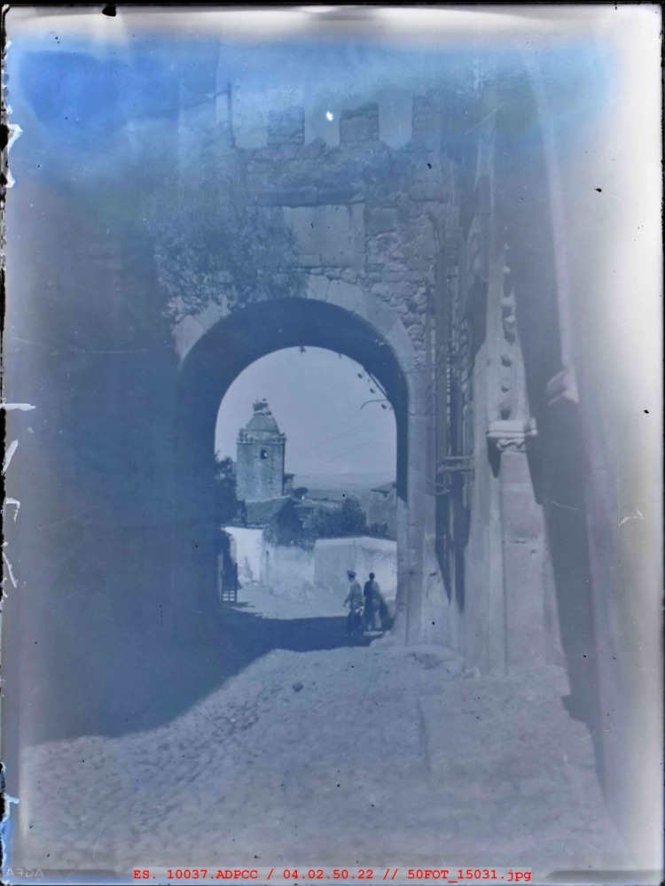 Puerta de Santiago y torre del Alfiler en Trujillo