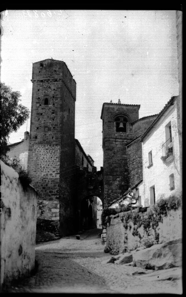 Puerta de una muralla. Calle en la ciudad vieja, con torreón
