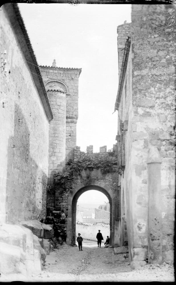 Puerta de una muralla. Entrada al recinto del castillo