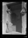 Puerta de una tienda de comestibles. Dos panes y bacalao seco expuestos · Ruth Matilda Anderson, 1928