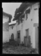 Puertas de casas: un niño y una mujer asomándose · Ruth Matilda Anderson, 1928