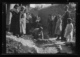 Recogiendo aceite de oliva derramado en la calle · Ruth Matilda Anderson, 1928