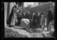 Recogiendo aceite de oliva derramado en la calle · Ruth Matilda Anderson, 1928