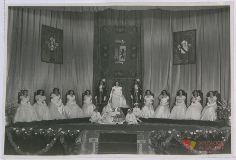 Reina y Damas de Honor de los Juegos Florales de Cáceres