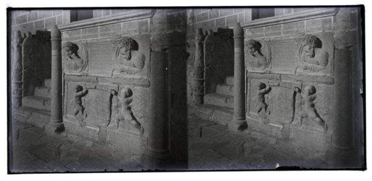 Relieve en muro de la iglesia parroquial de Santa María