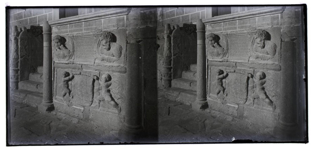 Relieve en muro de la iglesia parroquial de Santa María