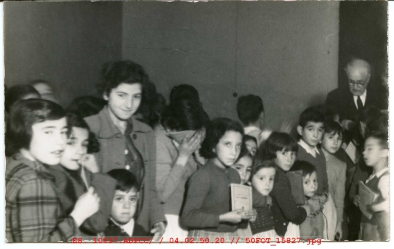 Reparto de libretas de ahorro a niños premiados
