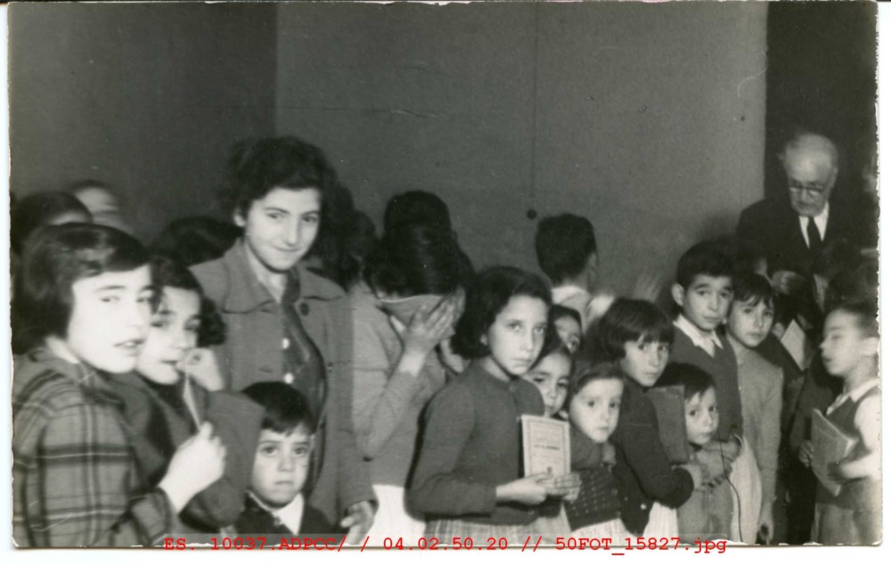 Reparto de libretas de ahorro a niños premiados