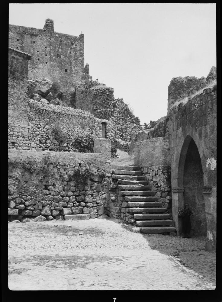 Restos de la muralla con zona escalonada y arco apuntado