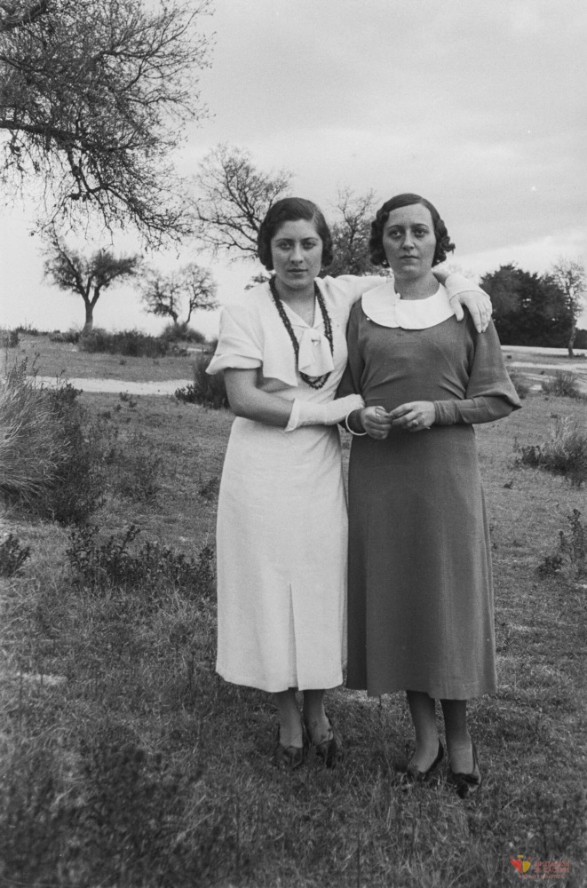 Retrato de dos mujeres en la dehesa