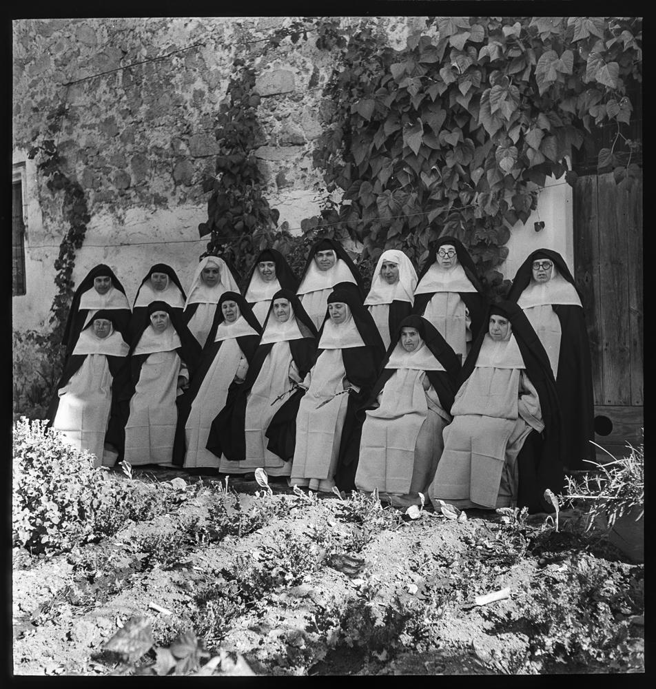 Retrato de grupo de monjas de la congregación en el interior