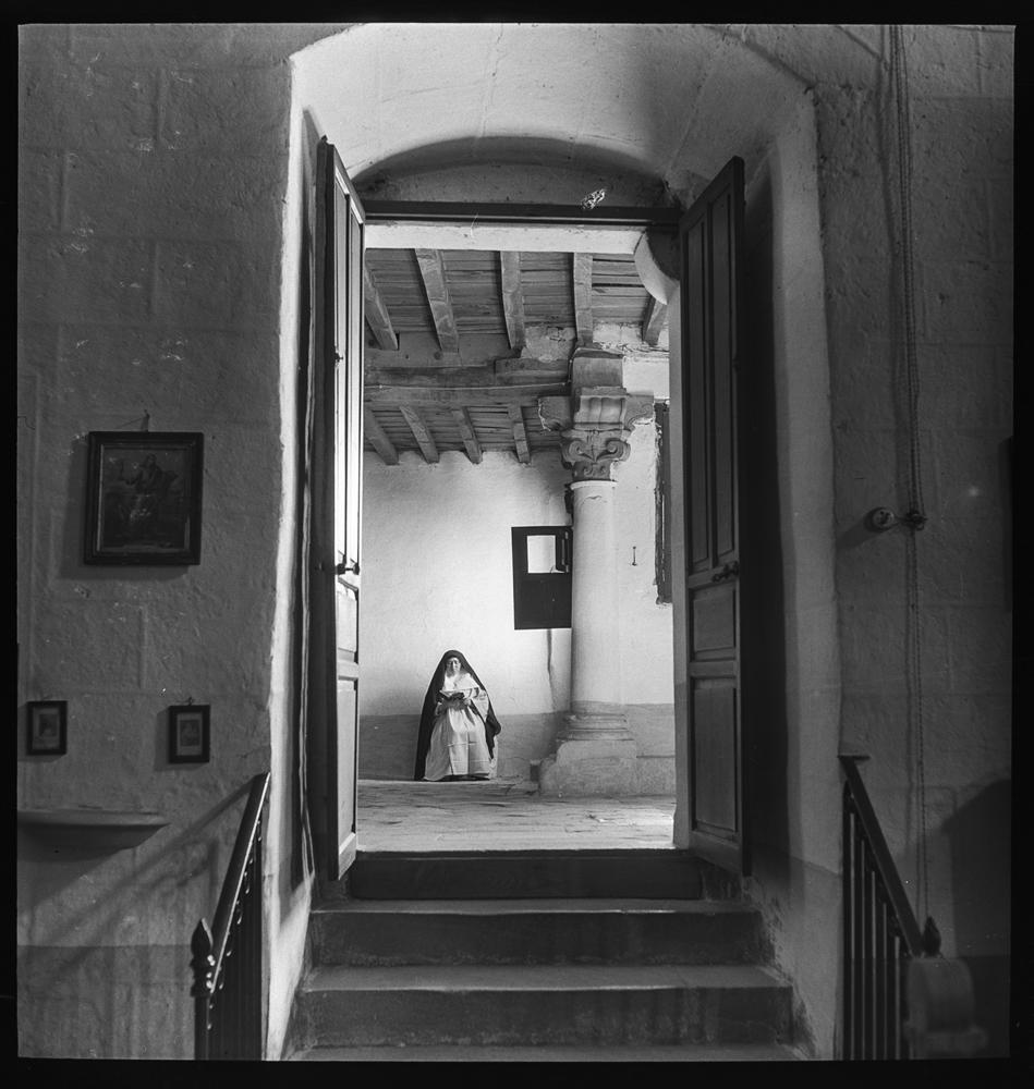 Retrato de monja sentada en el claustro de un convento · Juan Miguel Pando Barrero, 1951