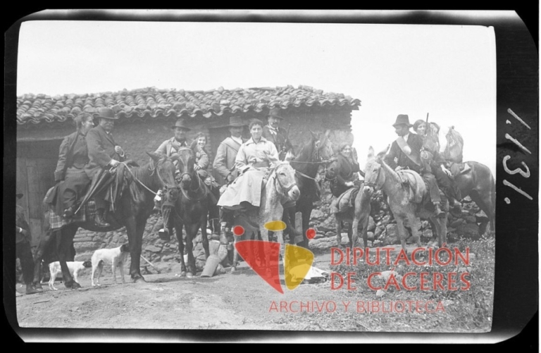 Retrato de un grupo montando a caballo y en burro
