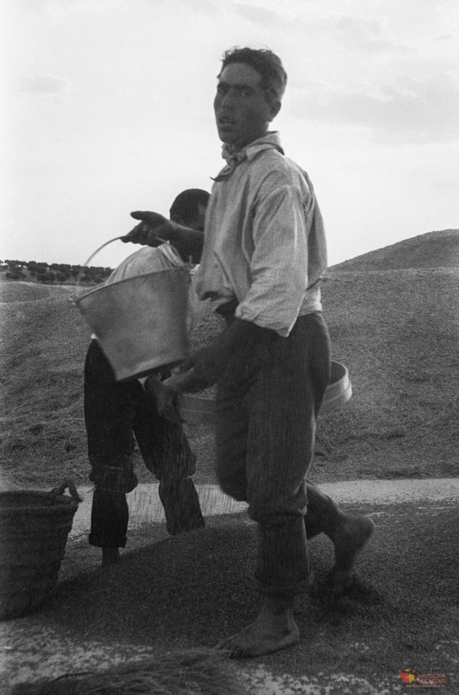 Retrato de un hombre con un cubo