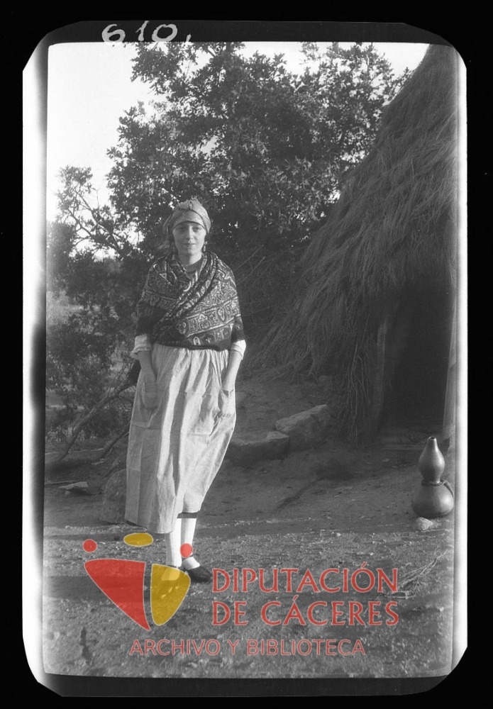 Retrato de una mujer con traje típico