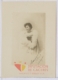 Retrato fotográfico de estudio de una mujer vestida de gala, 1903