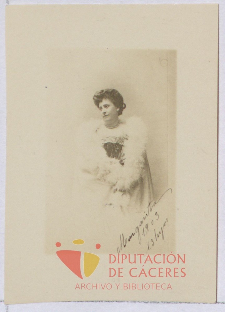 Retrato fotográfico de estudio de una mujer vestida de gala