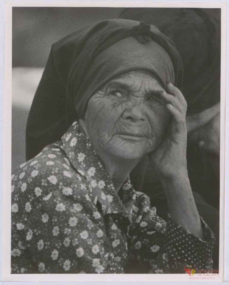 Retrato fotográfico de una mujer de las Hurdes