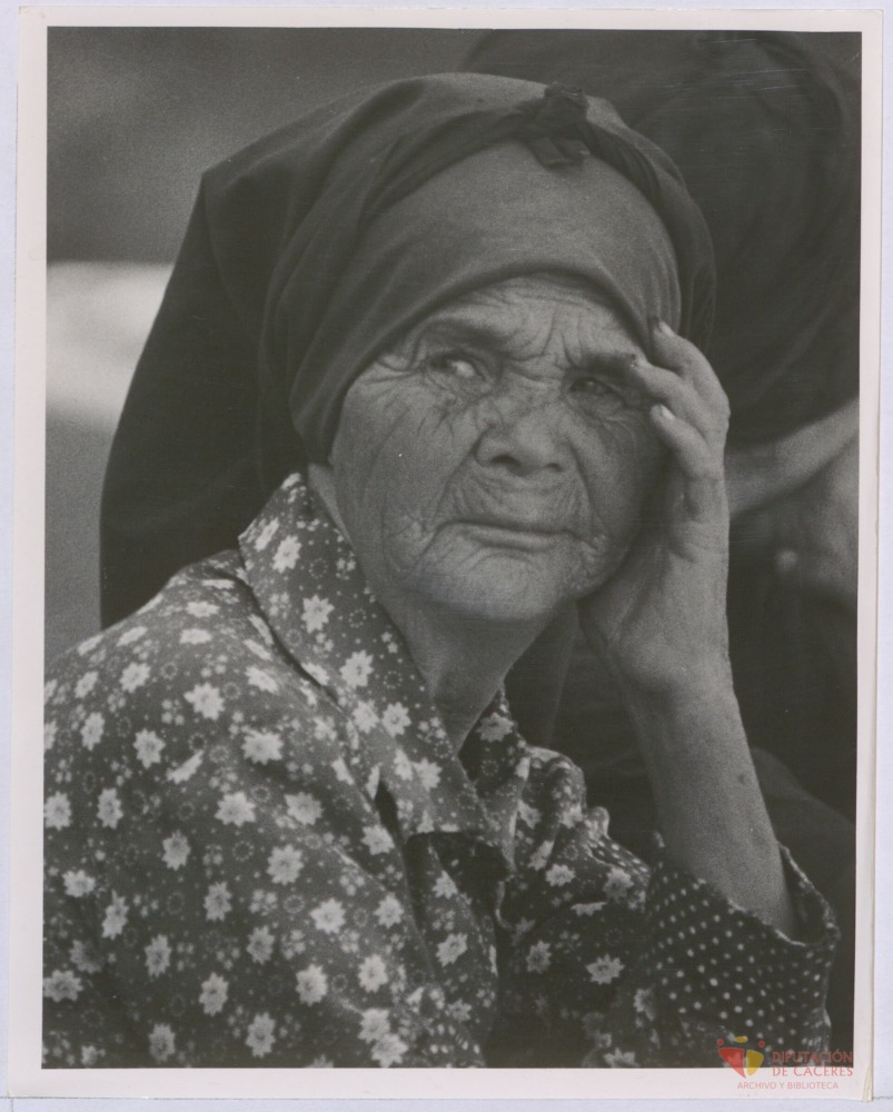 Retrato fotográfico de una mujer de las Hurdes