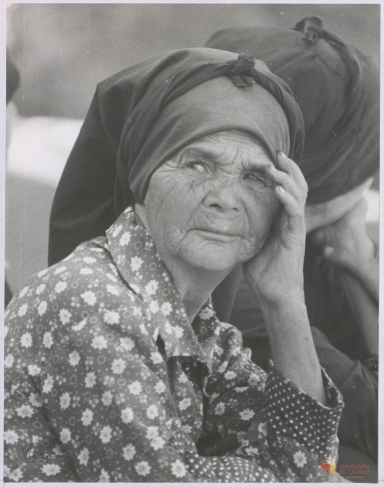 Retrato fotográfico de una mujer de las Hurdes