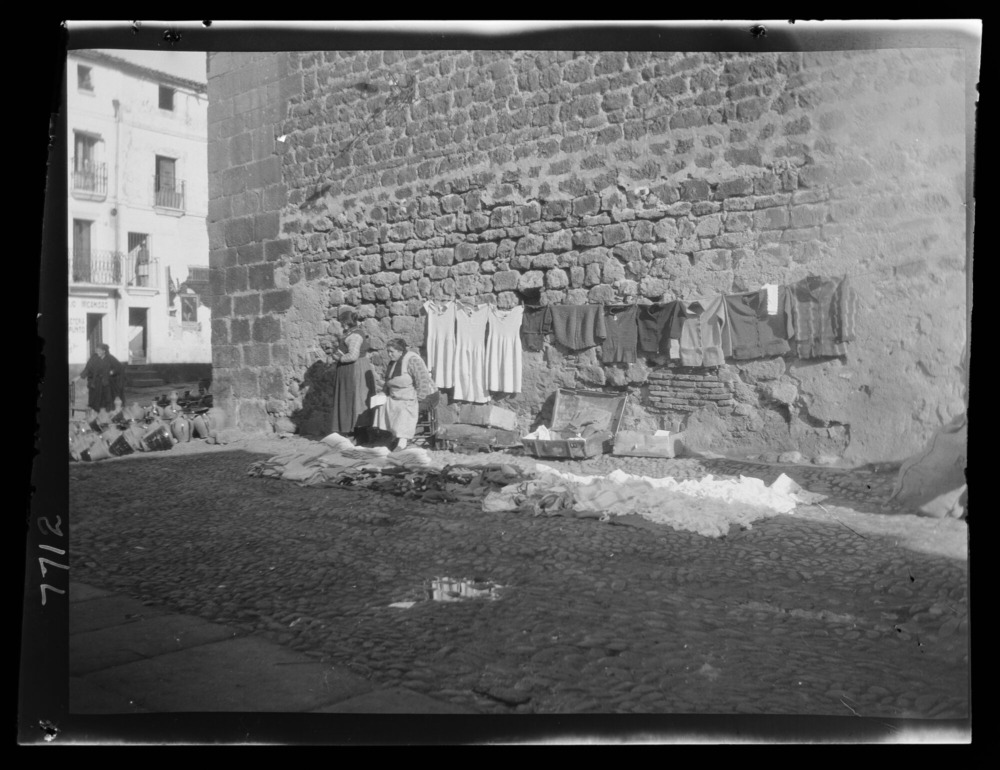 Ropa a la venta colgada en el muro de la iglesia de San Esteban