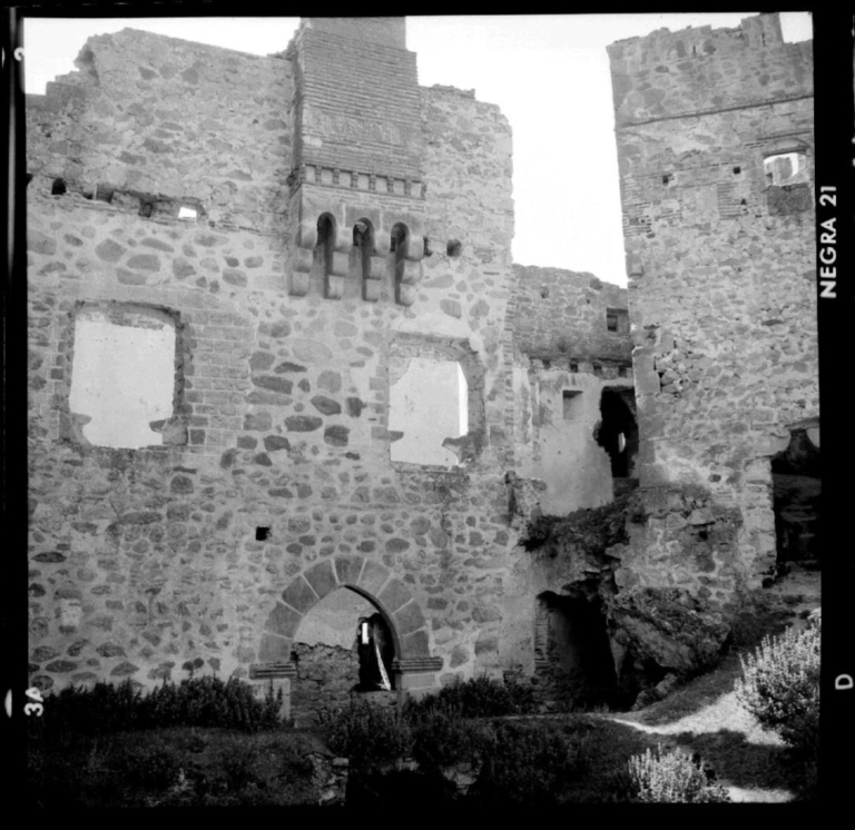 Ruinas de la fachada del castillo