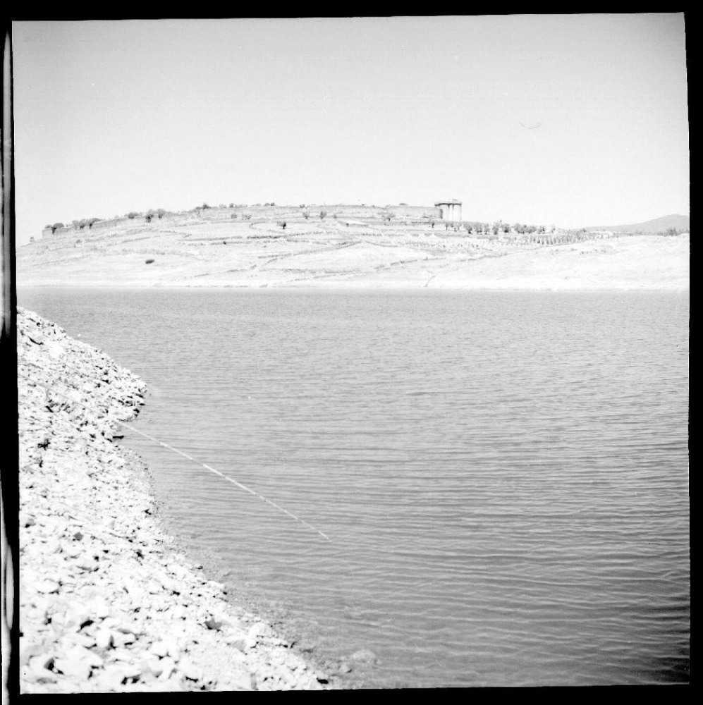 Ruinas del castillo y embalse