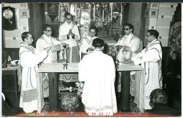Sacerdotes oficiando una eucaristía