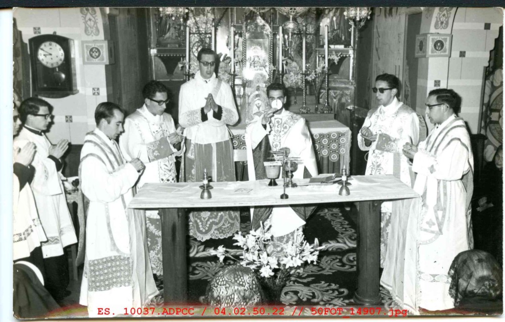 Sacerdotes oficiando una eucaristía