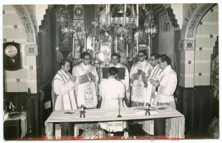 Sacerdotes oficiando una eucaristía