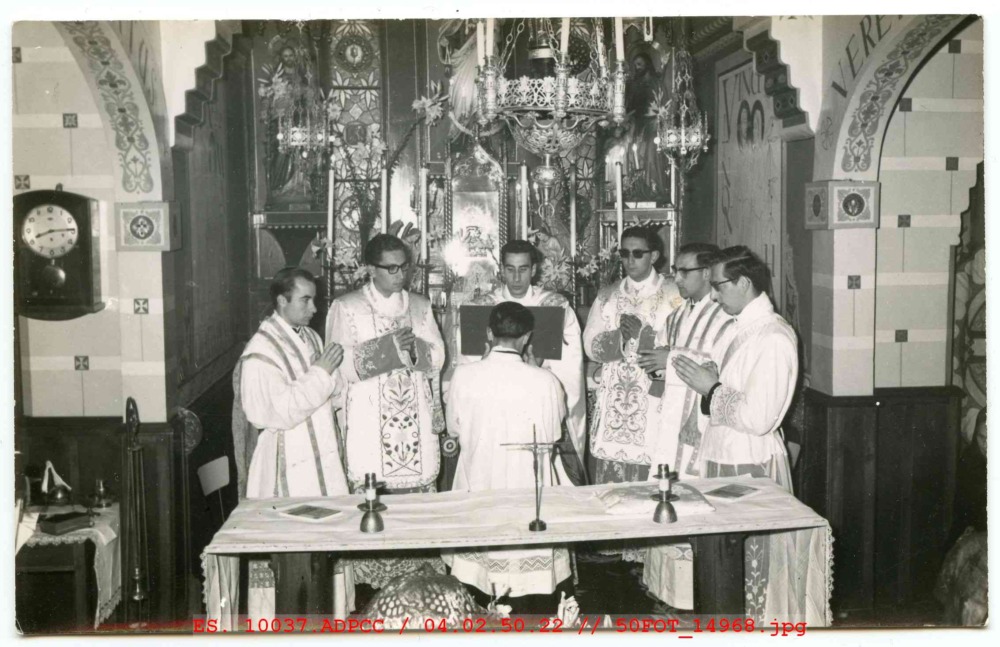 Sacerdotes oficiando una eucaristía