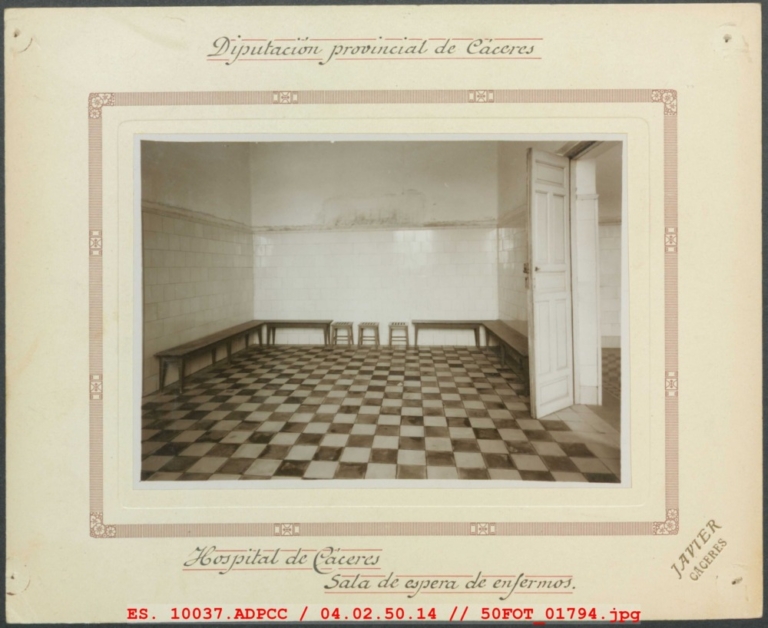 Sala de espera de enfermos en el Hospital de Cáceres