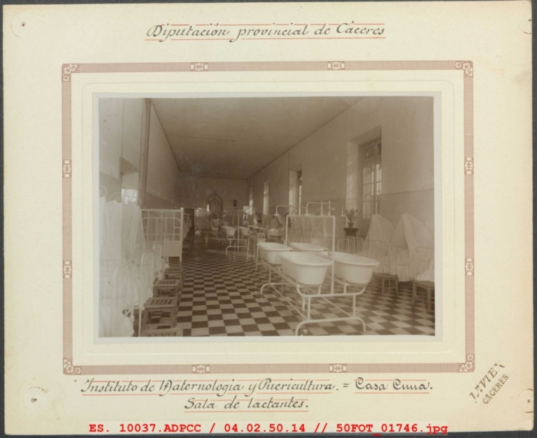 Sala de lactantes con cunas y bañeras en el centro