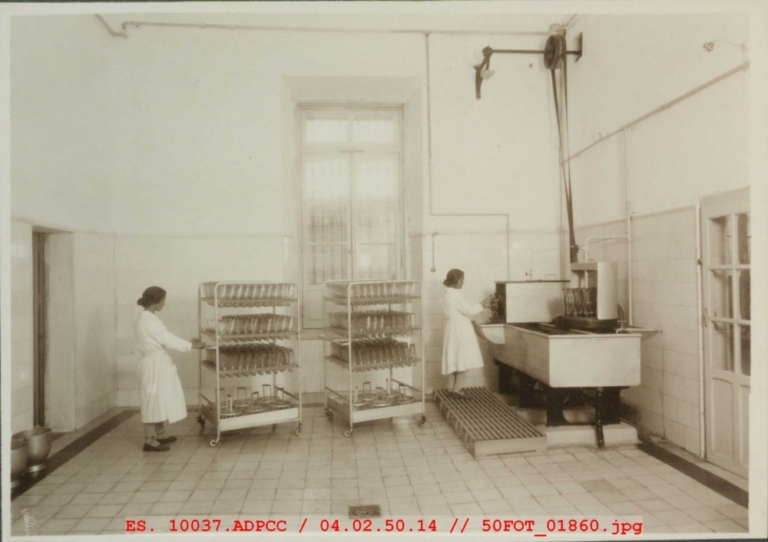 Sala de lavado de biberones de la Gota de Leche del Hospital
