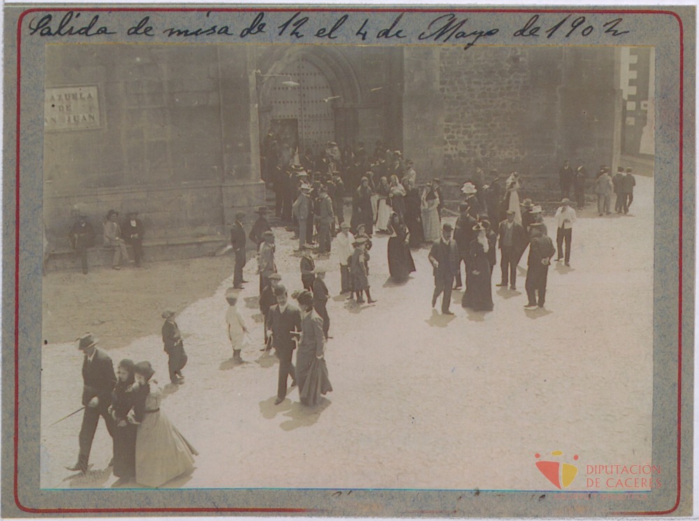 Salida de misa en la Iglesia de San Juan