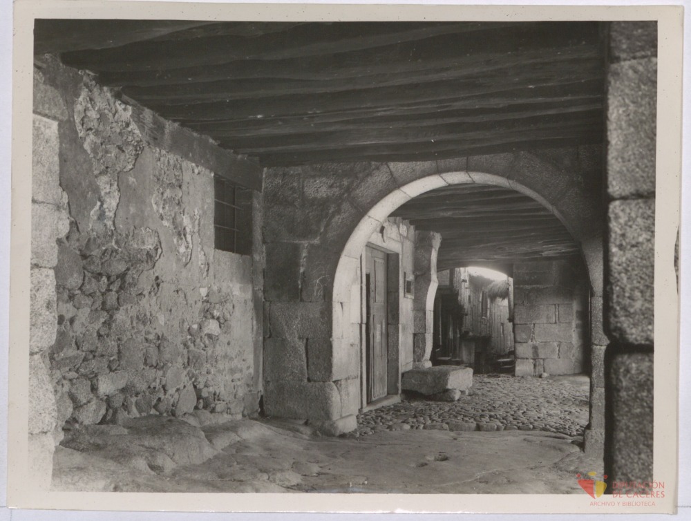 San Martín de Trevejo: Portales de la Plaza Mayor