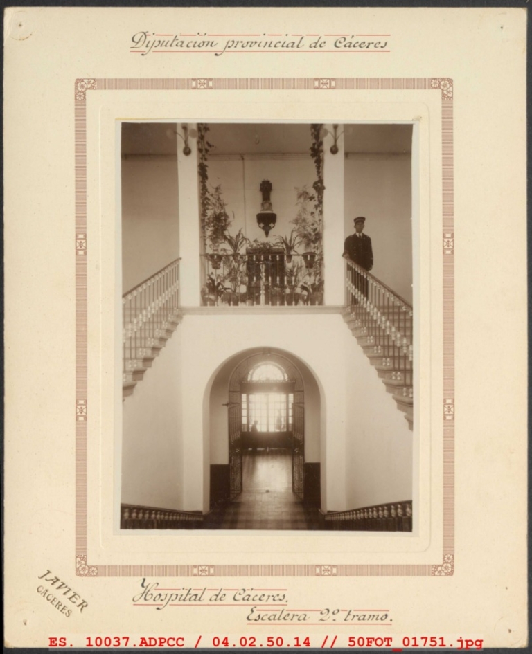 Segundo tramo de escaleras del Hospital de Cáceres
