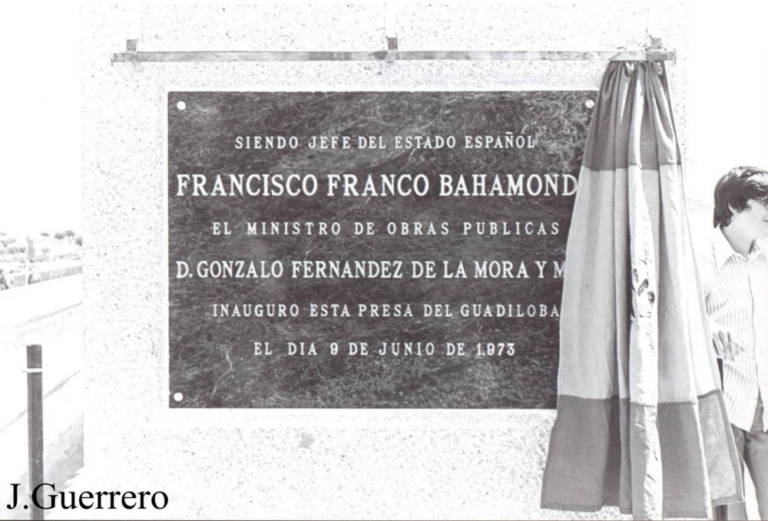 Señor Obispo bendice el pantano del Guadiloba