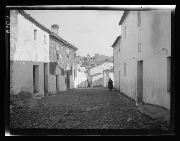 Señora caminando por la calle Busquet