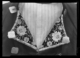 Solapas de chaleco de terciopelo negro bordadas con sedas · Ruth Matilda Anderson, 1928