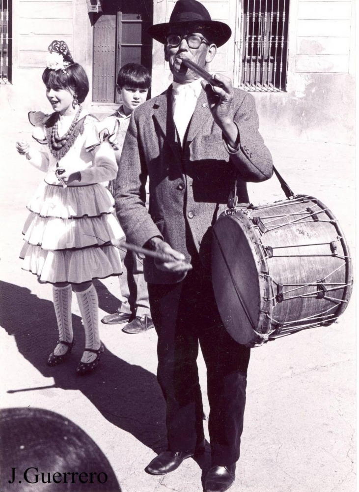 Tamborilero durante unos carnavales en Torrejoncillo