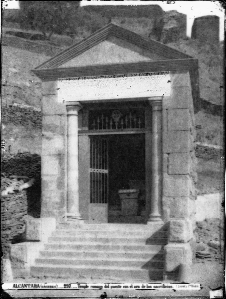 Templete romano del puente. Ara de sacrificios