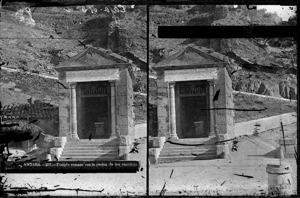 Templo romano con la piedra de los sacrificios