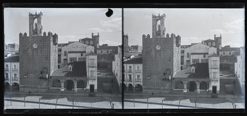 Torre de Bujaco y ermita de la Paz en la Plaza Mayor